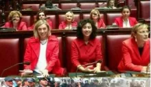 İTALYA Millet Vekilleri KIRMIZI Elbise Giydi