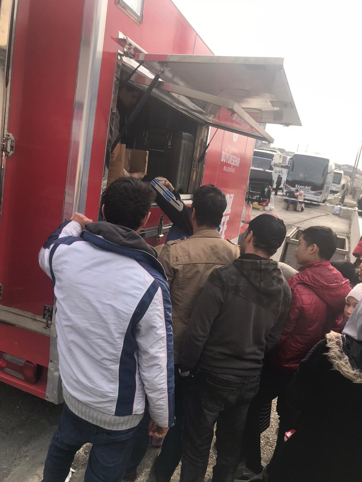 İBB’DEN OTOGAR’DA BEKLEYEN MÜLTECİLERE İKRAM