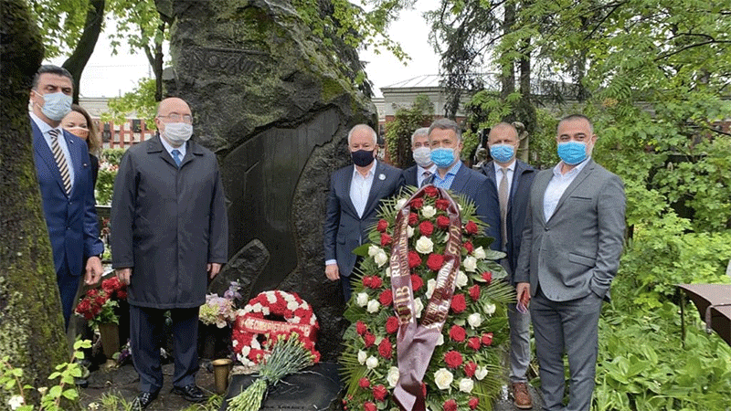 Nazım Hikmet ölümünün 57. yılında Moskova’daki mezarı başında anıldı