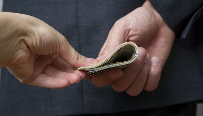 Rüşvet iddası ile mali müşavir ve vergi müfettişi tutuklandı