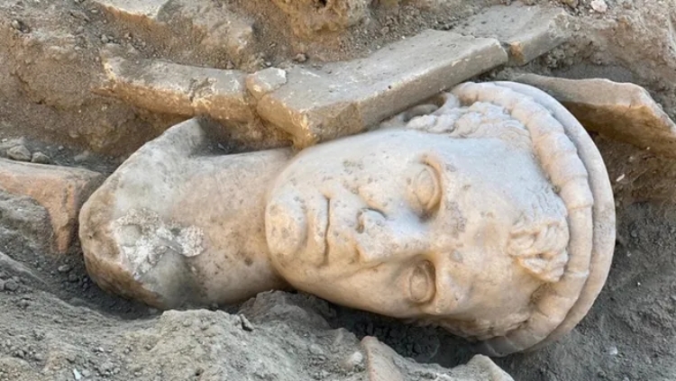 Laodikya Antik Kenti’nde 2 bin yıllık rahip başı heykeli