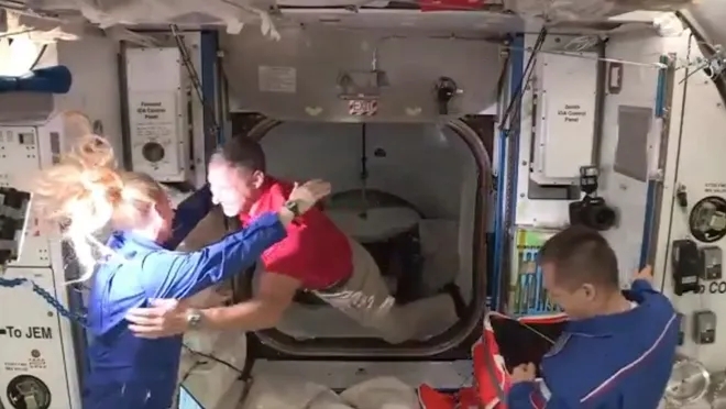 SpaceX mekiği 4 astronotu başarıyla ISS’ye götürdü