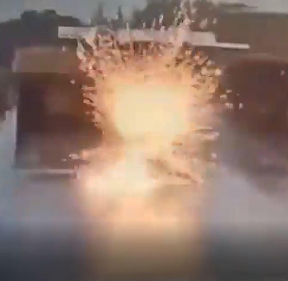 Yürüyen adam ateş topuna döndü