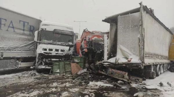 Kuzey Marmara Otoyolu’nın Kilyos İstikametinde 4 Tır Çarpıştı.