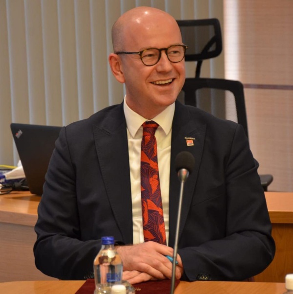 Kravat indirimi kaldırıldı.