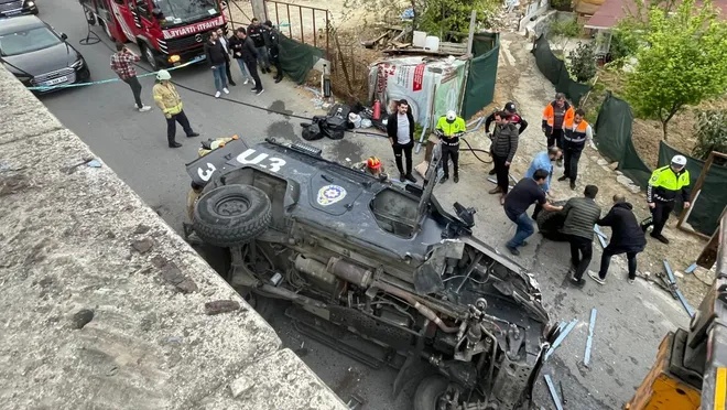 Takla atan zırhlı polis aracı duvardan düştü: