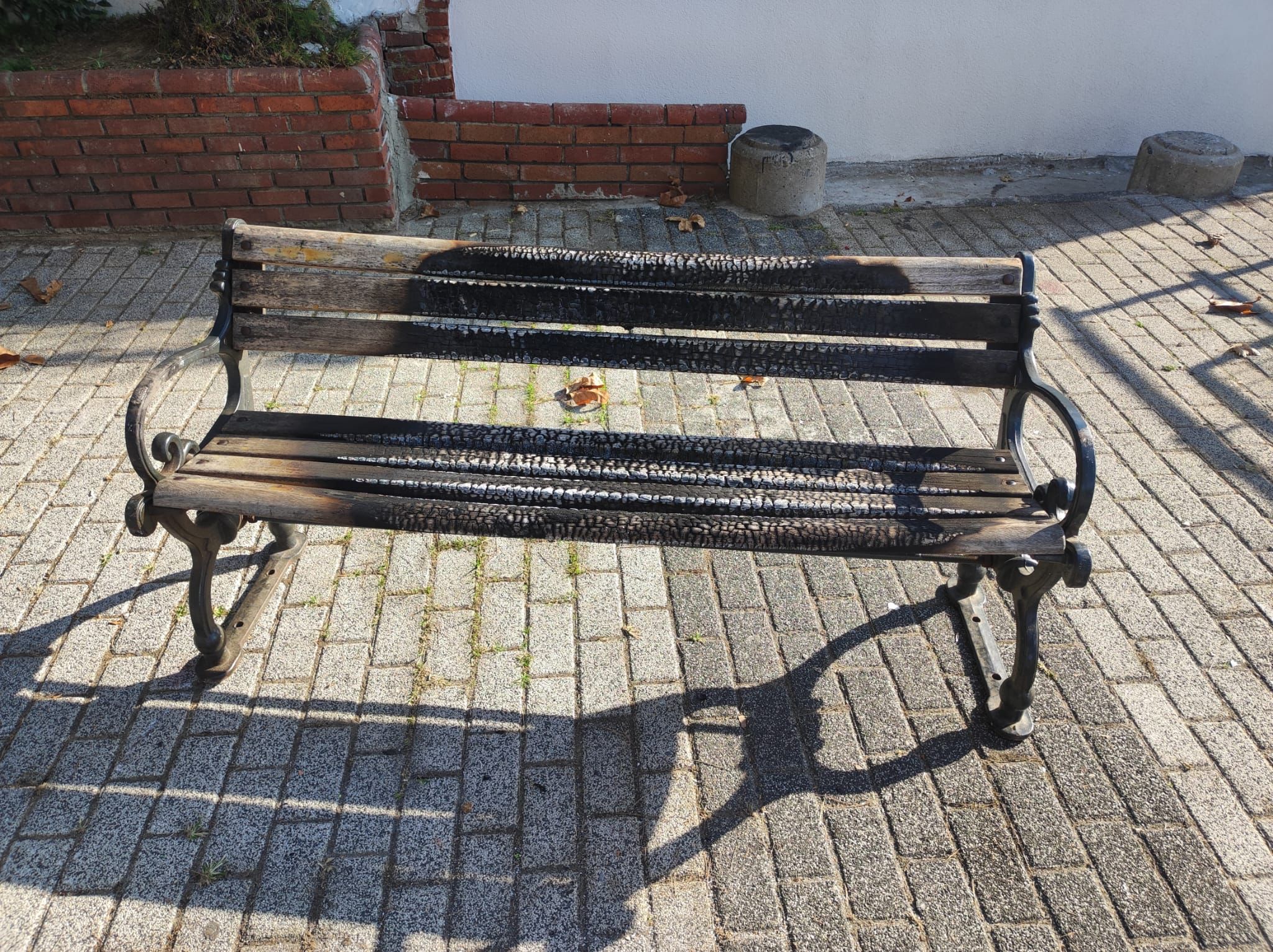 ÇOCUK PARKINDAKİ BANKLARI YAKTILAR