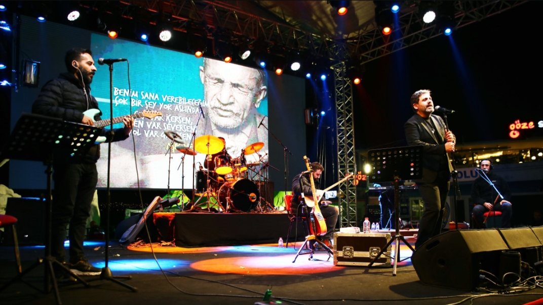 ÂŞIK VEYSEL TÜRKÜLERLE ANILDI