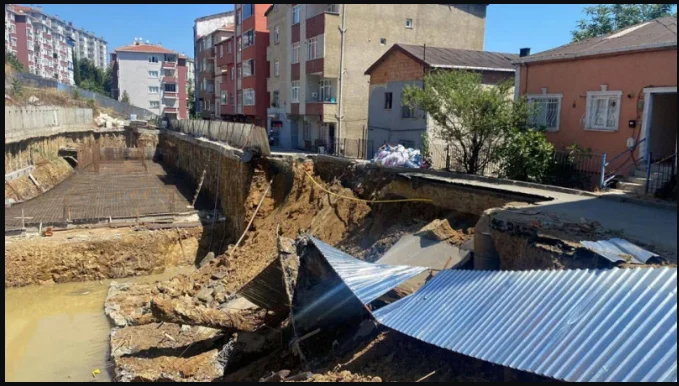 Ayazağa’da yol çöktü: