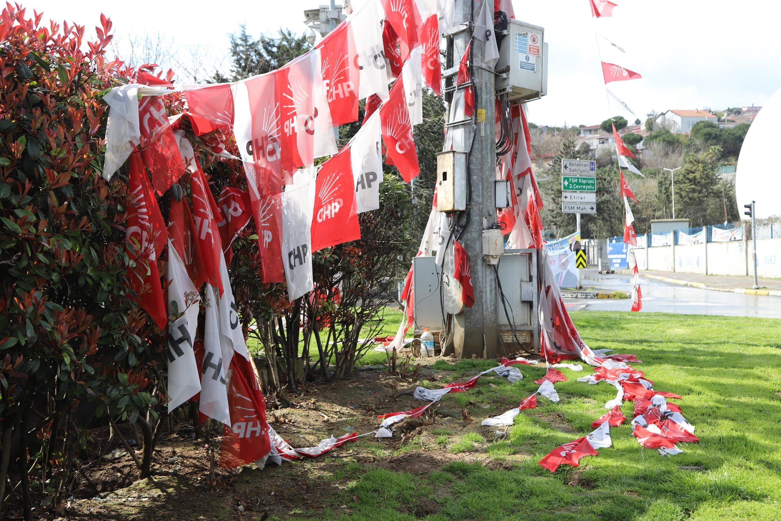 Sarıyer’de bu kez de CHP bayraklarına saldırdılar