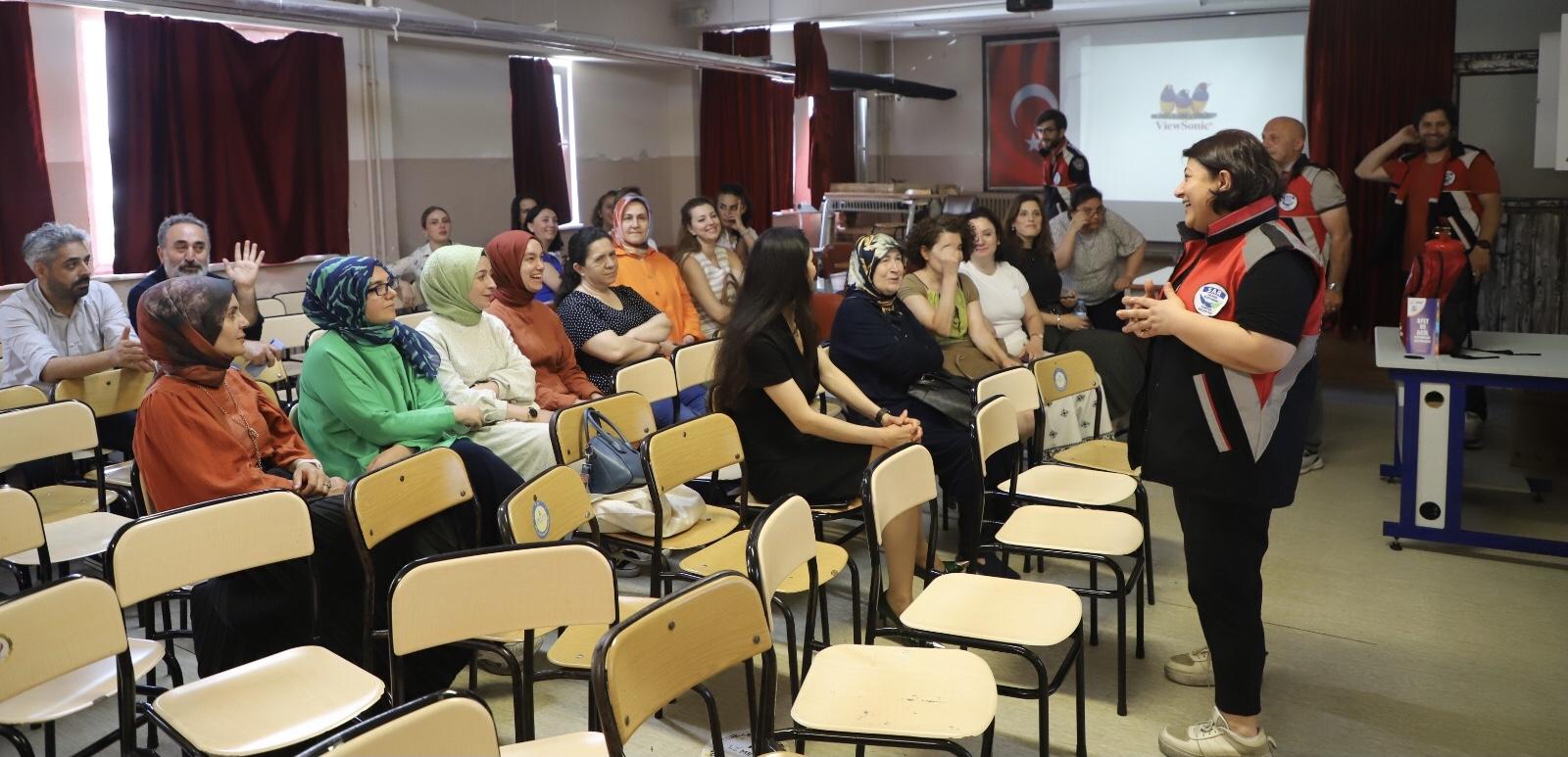 AİM Temel afet eğitimlerini aralıksız sürdürüyor